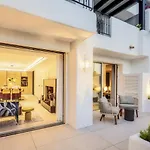 Elegant 3- Bedroom Apartment In Puente Romano