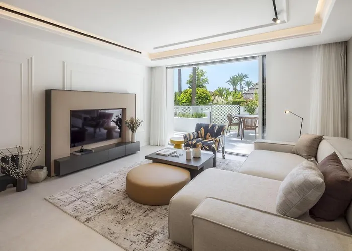 Elegant 3- Bedroom Apartment In Puente Romano